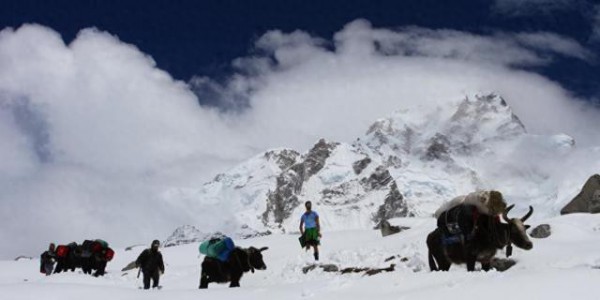 冰塔挡路 珠峰南坡今春登山季窗口期或缩短