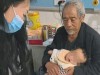 爸爸车祸去世，妈妈也离开了，70岁爷爷带1岁孙子看病，让人落泪