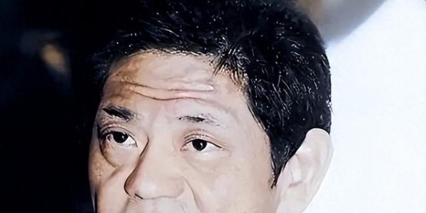 花20亿养上百位情人，睡十人大床，风流一生临终但落个凄惨结局？