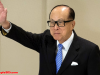 谁强就跪谁？特朗普服软后，李嘉诚急递投名状，绝对服从国家规定