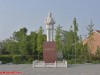 新密市任岗村，村民集资建了一个广场，上面矗立着白色的伟人塑像