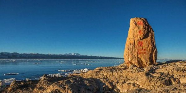 西藏天湖冬日变蓝宝石秘境，千里冰封宛如异星