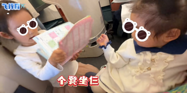 苗苗终于晒三胎，母女四个坐一张椅子，小女儿露脸颜值比哥姐还高