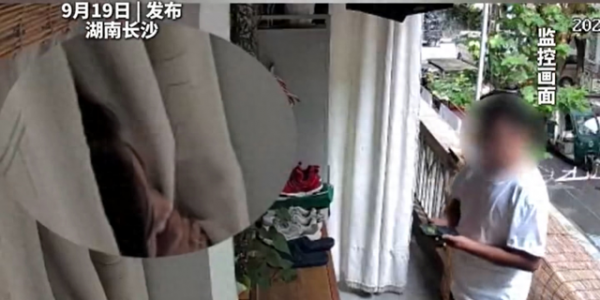 女子下单上门取件被快递员推门看光，事发后长期失眠
