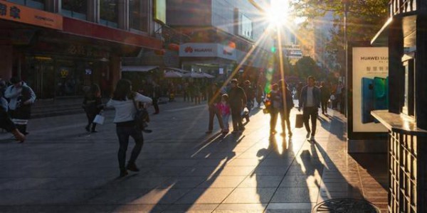 我攒下30万，却为200块的毛衣自责：被AI安慰才懂什么是“爱己”