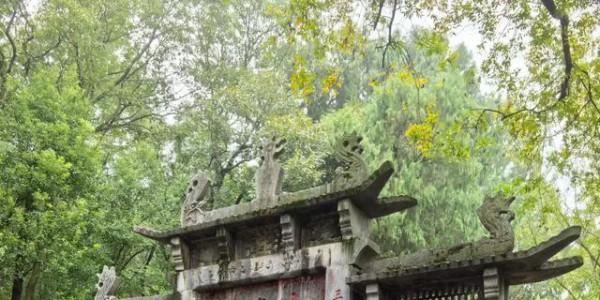 腾龙阁望汉江浩渺苍茫，古城头看襄阳心越千年。