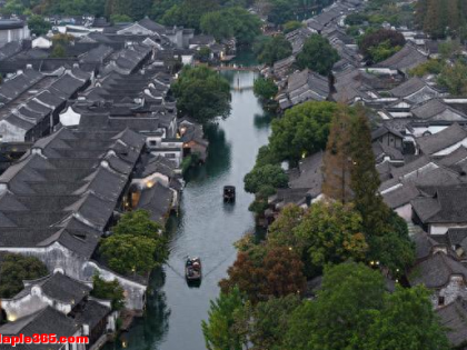 很多江南古镇快经营不下去了，乌镇还在收150元门票，不凭脸皮