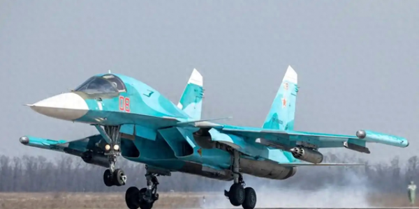 非常意外！苏34战机机库内突然弹射座椅，两名飞行员撞上库顶死亡