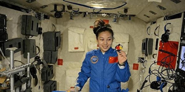 女航天员王亚平，常年没回家，被问“如何维持丈夫的感情”