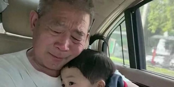 67岁高龄产女，如今7年过去了，她后悔了吗？