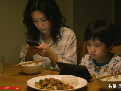 爆款标题：家长沉迷手机却训娃？教育的盲区比屏幕更伤人