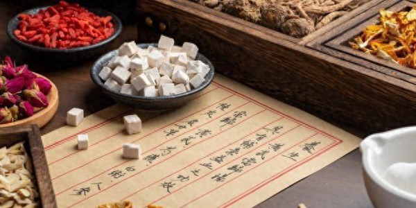 口腔溃疡总不好？别再只补维生素了，多半是这两种“上火”在作怪