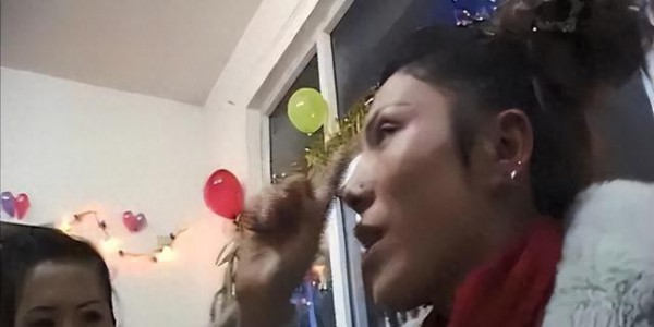 17岁被性侵，34岁成老鸨，49岁嫁名导，她凭什么一手烂牌打成王炸