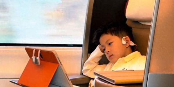 “高铁小少爷”事件，让普通父母看清真相，学历和认知都有壁垒