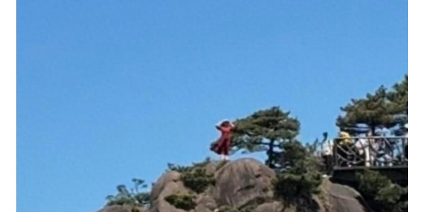 多名游客为出片翻越三清山一处网红悬崖护栏拍照，景区回应：将加强巡逻