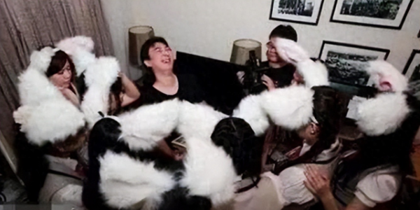 陪玩陪睡算什么？拳头塞嘴里、潜规则交易、公开内涵，个个荒唐