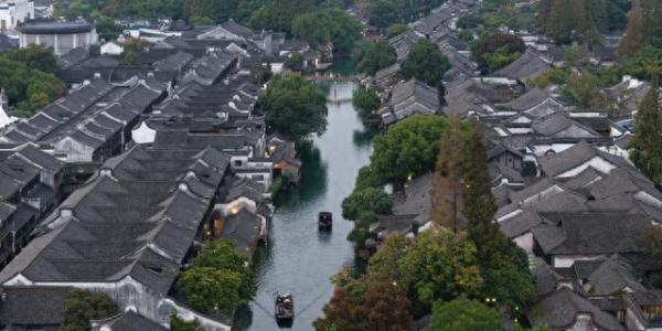 很多江南古镇快经营不下去了，乌镇还在收150元门票，不凭脸皮