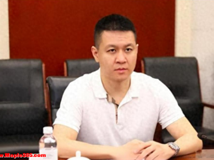 父亲是前外交部部长，岳父是歌唱家阎维文，他却独自创业成大老板