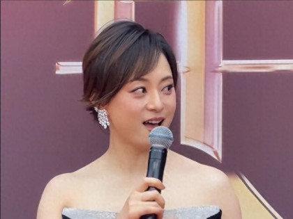 珠海这一夜，孙俪腋下副乳吸睛，背后挤出肉，被50岁梅婷惊艳