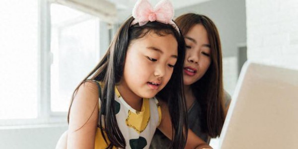 孩子闹情绪时 家长先稳自己才能破局