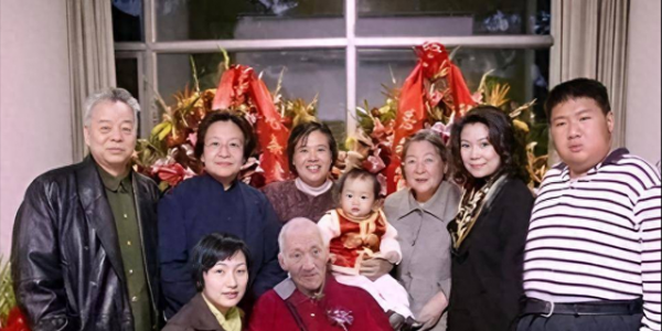 2004年，毛岸青81岁寿宴合影，儿媳刘滨蹲身旁，孙子毛东东才1岁