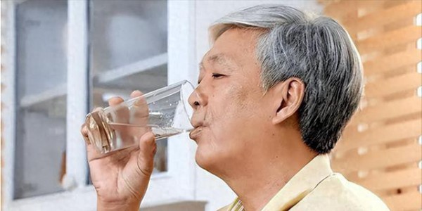 调查发现：每次睡觉前大量喝水的人，不出几个月，或有4大改变