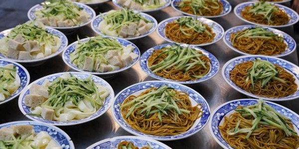 陕西农村酒席有多豪华？城里酒店一桌三千，不如村里院子支口锅！