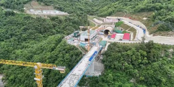 合武高铁最长隧道湖北段大里程顺利贯通