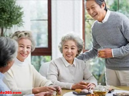 医生发现：能吃能喝的老人，基本在63岁，就已经不做这8件事了！