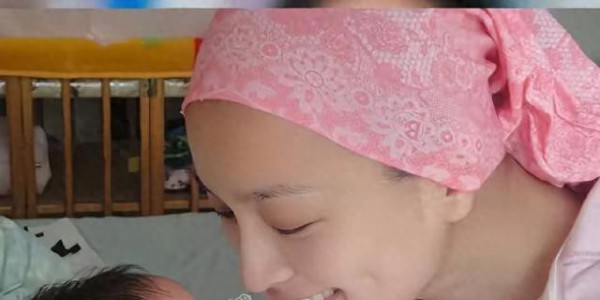 娶了张庭20年，如今56岁妻子晒照片仍貌美如花，他却早早就白了头