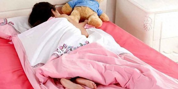 “跟妈妈睡”和“不跟妈妈睡”的孩子，不用等长大，差别就很明显