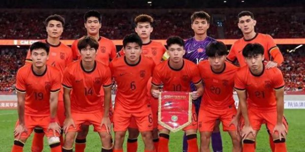 国足出洋相？大肚腩、做美甲、留长发都忍了，踢球带围脖一言难尽