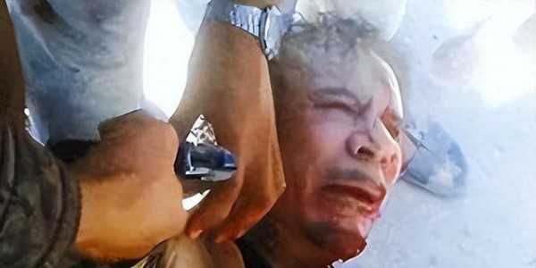 卡扎菲死前：被扇耳光吐口水，不堪受辱，对暴打他的士兵留下遗言