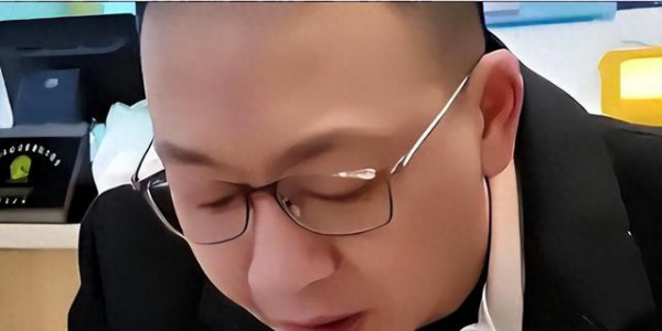 因摔耳机丢了铁饭碗,被迫离开央视后,如今54岁的他现身街头做吃播