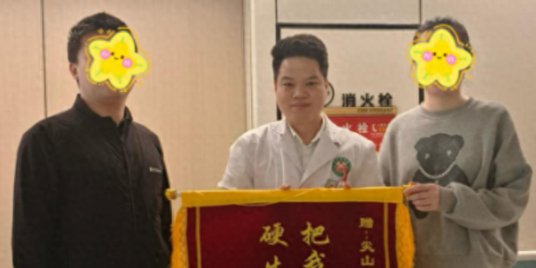 从崩溃边缘拽回人间！一面锦旗，见证产后抑郁宝妈的重生