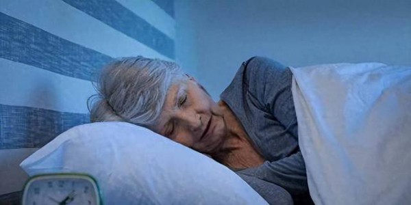 睡觉八小时被推翻了？医生建议：过了55岁，睡觉尽量要做到这4点