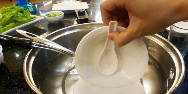 外地人看不懂！广东人吃饭前必烫碗，仪式还是有用？我说说大实话