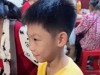 “抱着茅台不撒手！”小学男生吃酒席火了，网友：人穷志短！