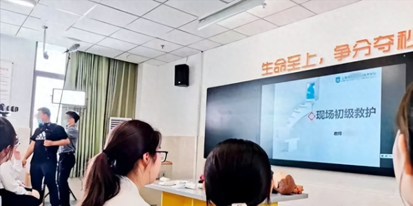 很无奈！砸30万补课到700分最后选了职校，母亲一句话看哭了