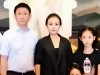2009年，李讷儿子王效芝全家福，妻子罕见出镜，两个女儿长相出众