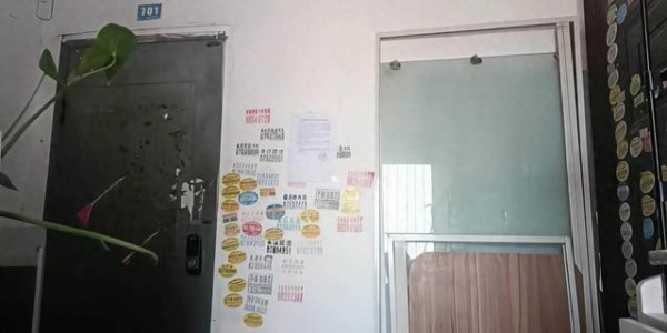 八旬老人卖房，邻居多次劝退看房者，邻居：只是提醒，不是干扰