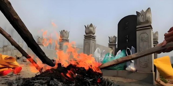 人大代表联系，不鼓励火葬鼓励土葬深埋，火葬并没有节约土地