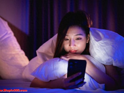 关灯玩手机：眼睛的隐形杀手与OK镜的防护之盾