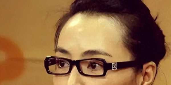 戏里赤裸上阵，戏外守身如玉，“一脱成名”的她52岁还没找到对象