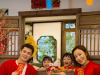 杨怡一家四口拜年照太养眼，女儿长腿抢镜，儿子大眼睛萌翻了