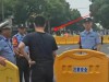 高考迟到1分钟被拒入考场后续：男生哭着离开，知情人曝父母双亡