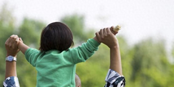 别再用钱砸孩子了！这才是父母最高级的“托举”