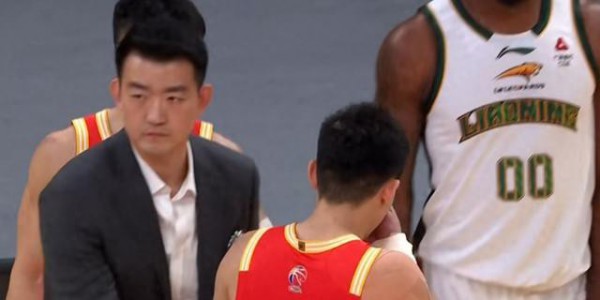 辽宁客场32分惨败广厦！莫兰德连犯大错，布朗无解，杨鸣笑着认输