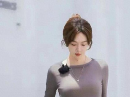 姜妍穿半裙摇曳生姿，腰臀比绝美到犯规，走路自带氛围感