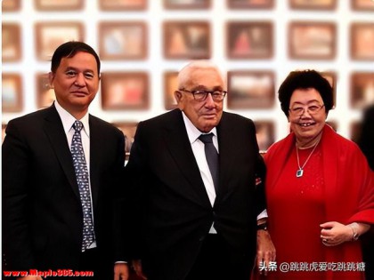 原来陈丽华长子是他，北大毕业，31岁接手家业，他才是富华掌舵人